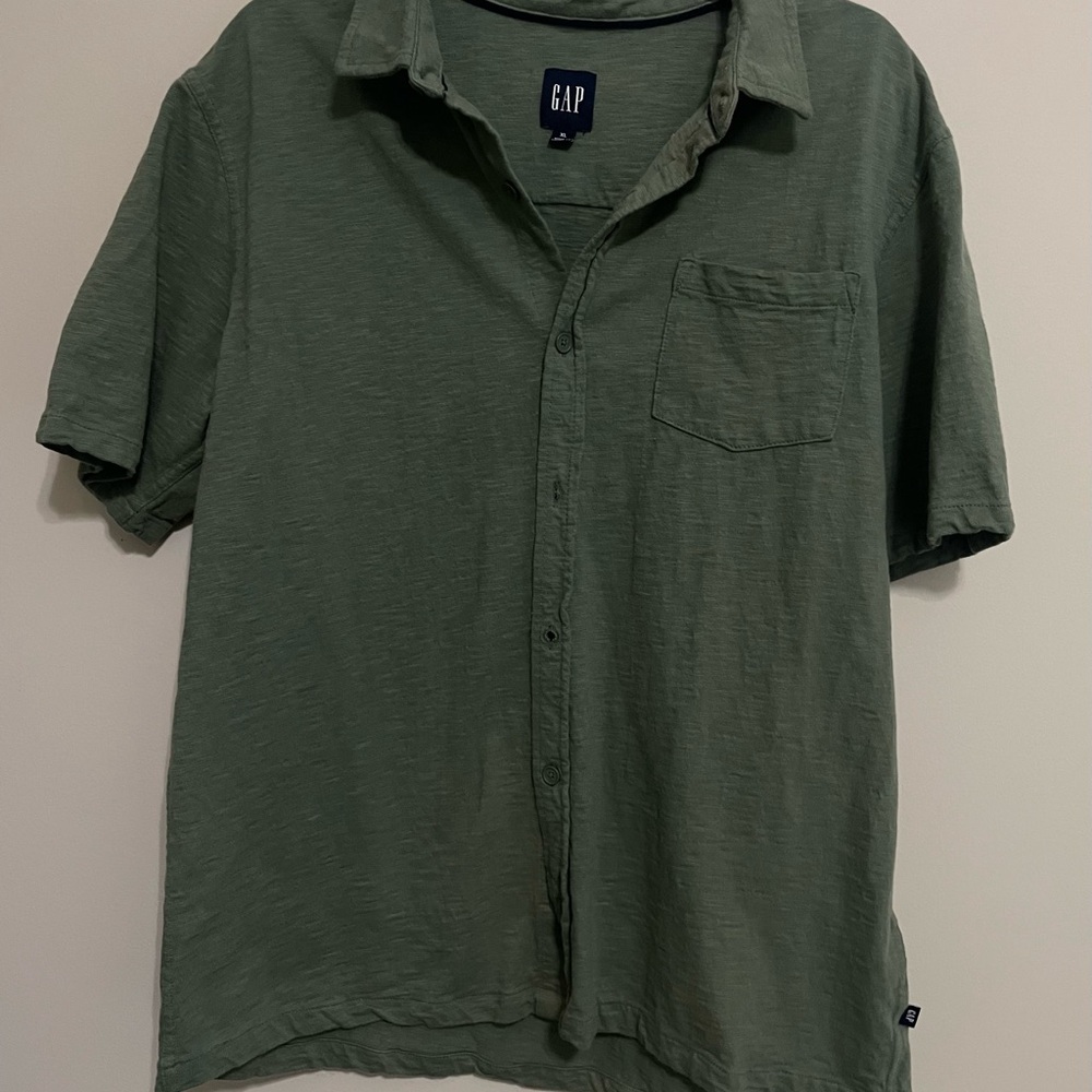 GAP Men's Olive Green Short‎ Sleeve 
Size X Large ~ casual weekend shirt